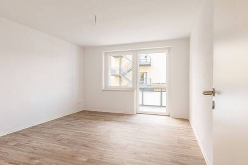Wohnzimmer mit Zugang zum Balkon - 