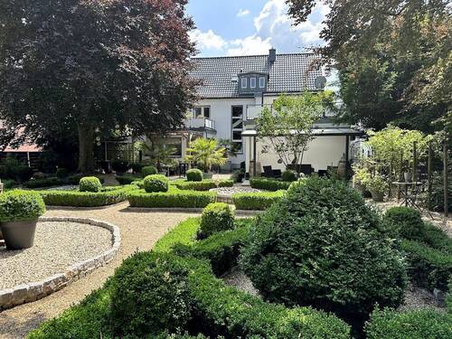 1. Rückansicht - **ZUHAUSE für zwei Familien oder eine Großfamilie auf TRAUMgrundstück und Platz für viele PKW**