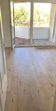 Blick Wohnraum Balkon - 1 Zimmer Etagenwohnung zur Miete in Düsseldorf