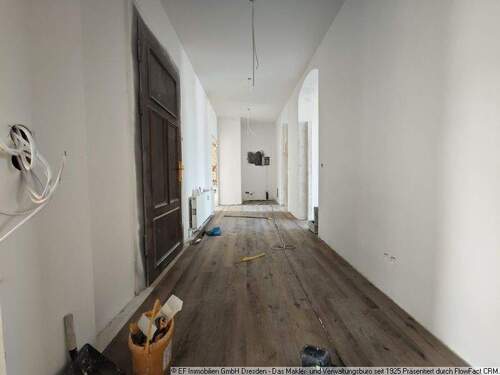 Flur (2) - 4 Zimmer Etagenwohnung in Dresden