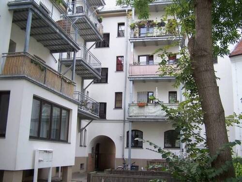Hausrückseite.jpg - Gemütliche 3-Raumwohnung im Zentrum - Balkon