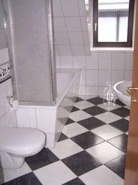 Bad.jpg - 3 Zimmer Etagenwohnung in Zwickau