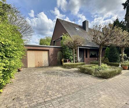 Einfahrt/ Garage - 