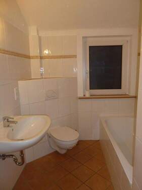 Bad mit Fenster und Wanne - 