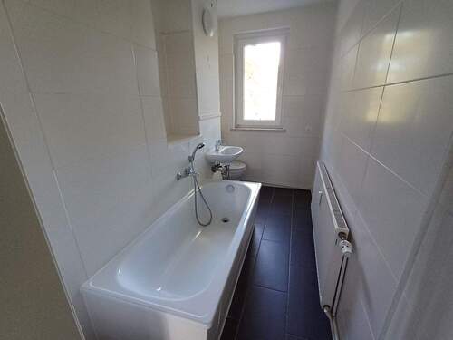 Tageslichtbad mit Wanne - 3 Zimmer Etagenwohnung in Merseburg