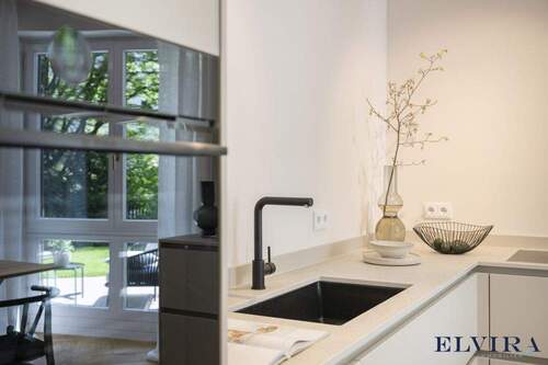 Edle Küche mit zeitlosem Design und hochwertigen Materialien - 