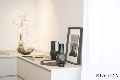 Edle Küche mit zeitlosem Design und hochwertigen Materialien - 