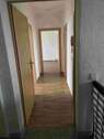 Blick vom Treppenhaus in die Wohnung - 3 Zimmer Etagenwohnung in Ebersbach-Neugersdorf