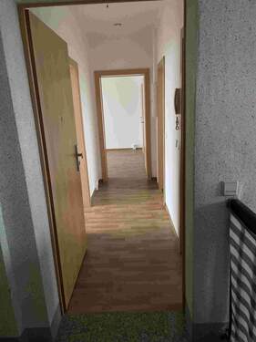 Blick vom Treppenhaus in die Wohnung - 3 Zimmer Etagenwohnung in Ebersbach-Neugersdorf