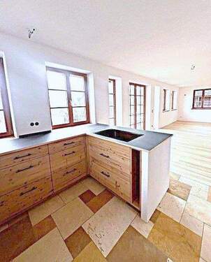 Küche mit Blick in den Wohnbereich - 4 Zimmer Etagenwohnung in Wessobrunn