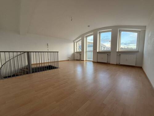 Wohnzimmer - Wohnen im Zentrum mit Einbauküche.