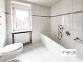 Badezimmer, Fenster und Wanne - 