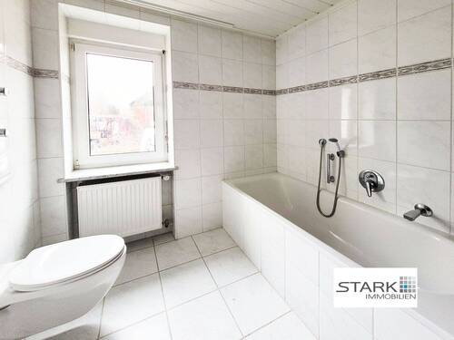 Badezimmer, Fenster und Wanne - 