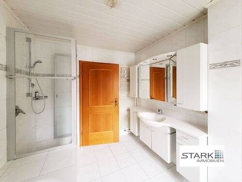 Badezimmer, Waschtisch und Dusche - 