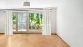 Wohnzimmer 1-1 - Großzügige 3-Zimmer-Wohnung mit 2 Balkonen und Tiefgaragenstellplatz - stilvoll wohnen am Waldrand
