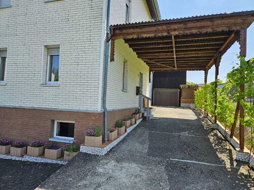 Hofeinfahrt/Blick Scheune/Garage - 6 Zimmer Einfamilienhaus zum Kaufen in Oberwies