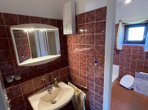 Bad 1 - Ihr neues Zuhause: Großzügige 4-Zimmer-Wohnung mit Gartenanteil in naturnaher Lage [HMR-O63E02]