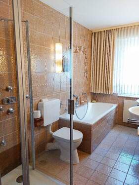 Das Bad mit Glasdusche im EG - 