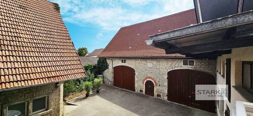 Blick in den Hof.jpg - Platz für bis zu drei Generationen, sofort beziehbar! Scheunen vorhanden!