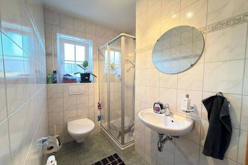 EG Bad mit WC und Dusche - 