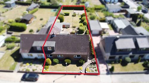 Vogelperspektive - Doppelhaushälfte mit Einliegerwohnung auf Eigenland