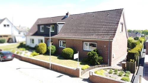 Strassenansicht - 4 Zimmer Doppelhaushälfte zum Kaufen in Lübeck