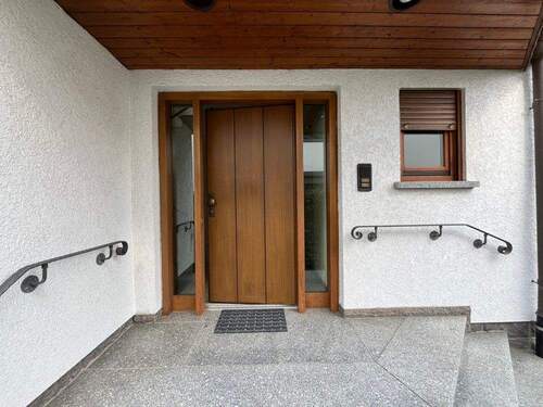 Hauseinang - Großes Wohnhaus mit Doppelgarage und zwei Wohnungen in der Nordstadt