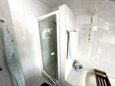 Bad mit Dusche - 