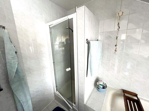 Bad mit Dusche - 