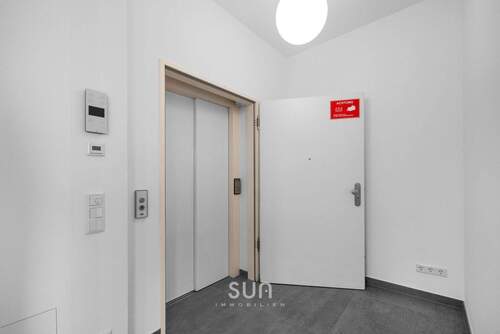 AUFZUG-EINGANGSBEREICH - 