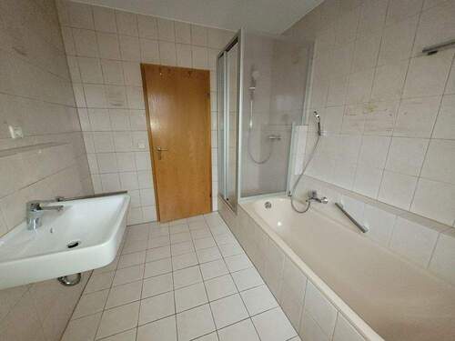 Wanne, WC und Waschbecken - 