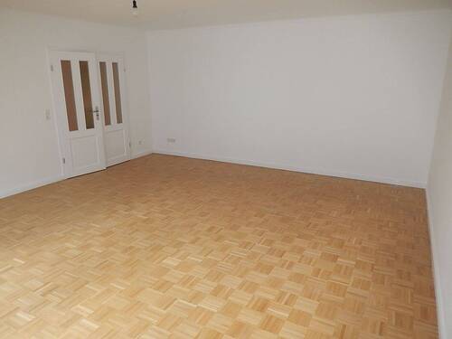 großzügiges Wohnzimmer - 