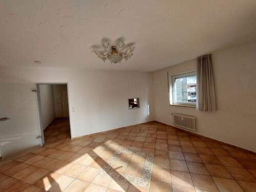 Wohnzimmer - 4 Zimmer Etagenwohnung zum Kaufen in Staufen im Breisgau