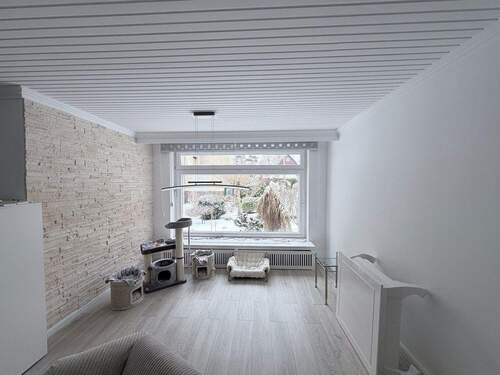 Blick vom Kamin zum Fenster - 