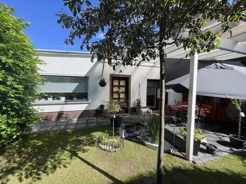 Eingang und Küche mit Terrasse - 3 Zimmer Bungalow zur Miete in Berlin-Rudow