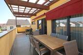Blick auf die stillvolle überdachte Dachterrasse - 