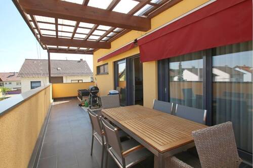 Blick auf die stillvolle überdachte Dachterrasse - 