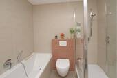 Blick in das hochwertige Badezimmer im Obergeschoss - 