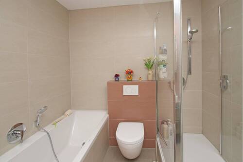 Blick in das hochwertige Badezimmer im Obergeschoss - 