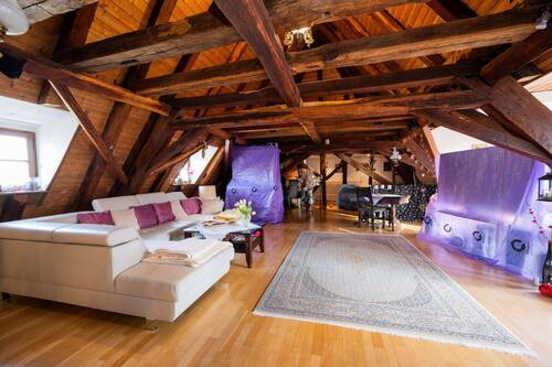 Holzbalken-Dachstuhl mit hoher Decke - 