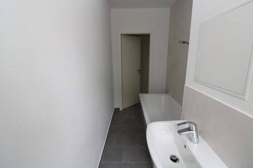 Bad mit Wanne - 4 Zimmer Etagenwohnung zur Miete in Freiberg