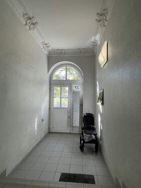 Hauseingangsbereich (Bild 1) - 2 Zimmer Etagenwohnung zum Kaufen in Riesa