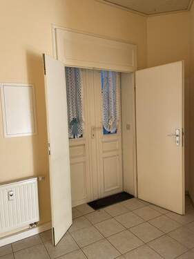Wohnungseingang mit Zwischentür - Etagenwohnung mit 60,00 m² in Riesa zum Kaufen