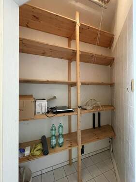 Abstellraum mit Regal - 