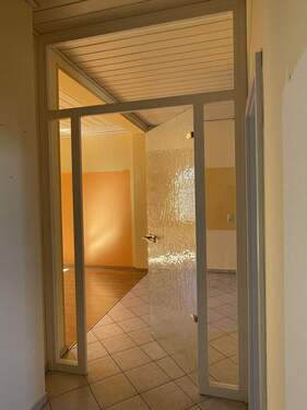 Durchgang mit Glastür - 