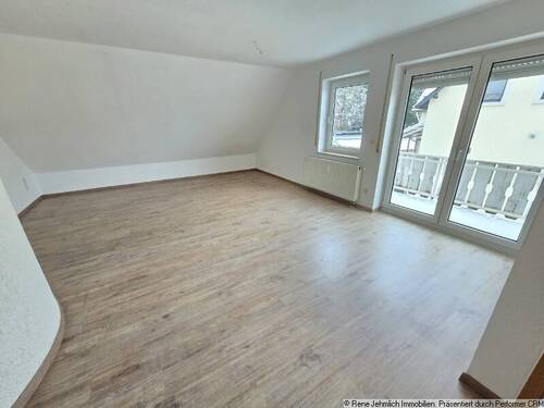 Wohnzimmer Ansicht 2 - 3 Zimmer Etagenwohnung zum Kaufen in Burkhardtsdorf