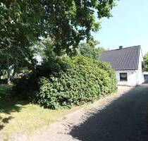 Baugrundstück mit aufstehender, unbewohnter Bebauung - Oldenburg Alexandersfeld