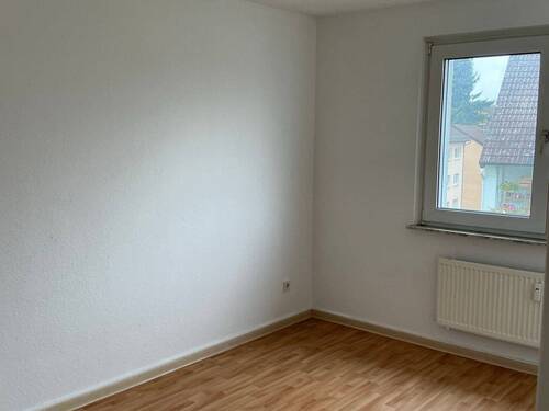 Kinderzimmer mit Bodenbelag in Holzoptik, Wände weiß tapeziert - 