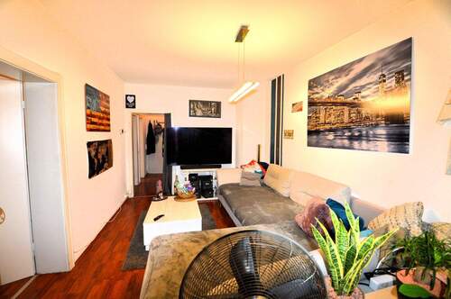 Wohnzimmer - Saarbrücken, Rodenhof, kleine 2 ZKB-Wohnung mit Balkon nur an eine berufstätige Einzelperson