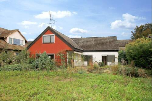 Ansicht Gebäude und Garten - NEU: Ruhiges Familiendomizil mit Garage und traumhaften Sonnengarten